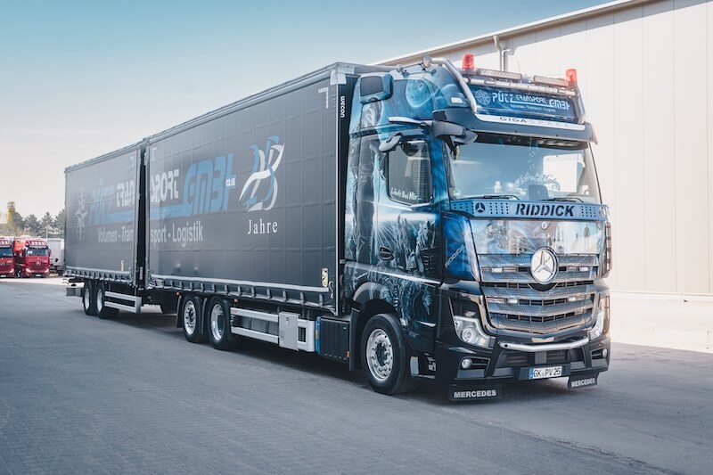 Blauer Jumbo LKW