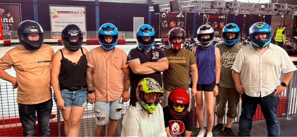Team-Event 2025 bei Pütz Transport – Team auf der Kartbahn in der PowerArea Lemiers